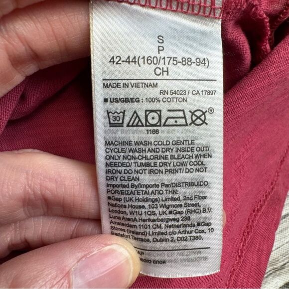 GAP Womens Basic Branded T Tee Shirt S SM Small Wine Merlot Red White Hi Low NWT - Picture 7 of 13